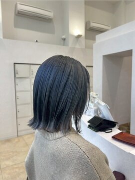 クールなのに洒落感◎ブルーグレーボブ