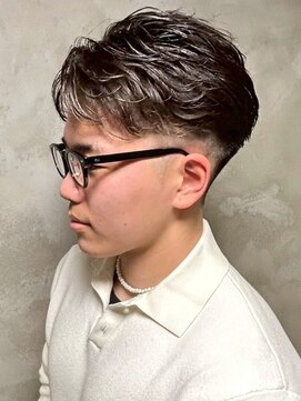 ディスイズバーバーサード(THIS IS BARBER 3rd) フェードカット 刈り上げ ビジネスヘア ニュアンスパーマ 30代