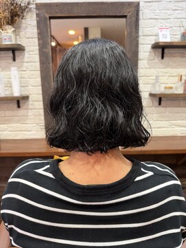 ゴエン(goen hair lounge) 癖を活かして、結べるギリのボブ