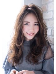 こなれ感のある大人フェミニンなロングヘアスタイル