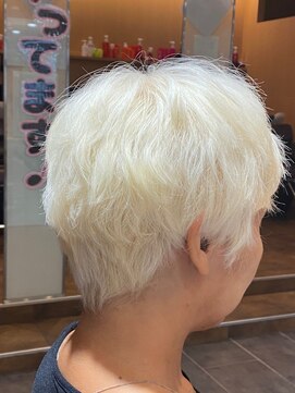 アイコニック 日進梅森台店(ICONIQ) ホワイト！！！