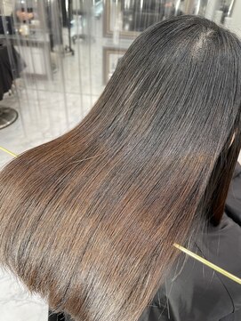 エスカーラ 表参道(THE ESCALA) @aidaman321  テラコッタ/ミニウルフ/くすみブルー/表参道