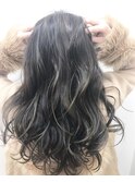 巻き髪に合うハイライトグレー