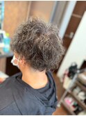 動きと抜け感で魅せる、大人の色気パーマ/スパイラルパーマ
