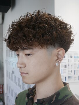 フィフス(fifth) スペインカール外国人風パーマフェードスパイラルパーマ刈り上げ