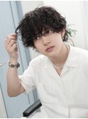 毛流れヘア金髪ナチュラルセンターパートツーブロック