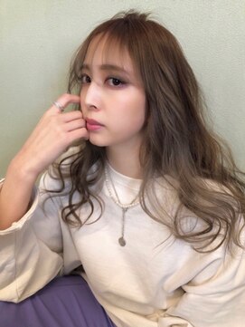 レイリー(Reilly) くすみベージュ×抜け感シースルーバングのスプリングスタイル