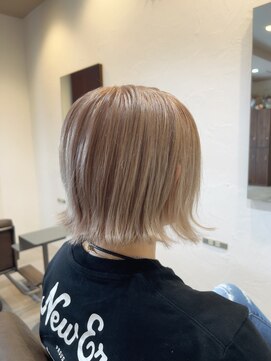 リリー(Lily) ハイトーン外はねボブ