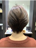 前下がりのレイヤーボブ