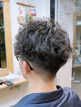 メンズパーマ 根本ツイスト平巻きツーブロマッシュ L キュアキュア Cure2 のヘアカタログ ホットペッパービューティー