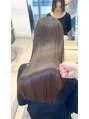 エラ(Ella) 美しいツヤと滑らかな手触りが際立つ艶やかストレートヘア