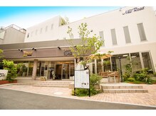 ヘアークリアー 川口鳩ケ谷の雰囲気（明るく開放的な入口【ヘアークリアー川口鳩ヶ谷店】）