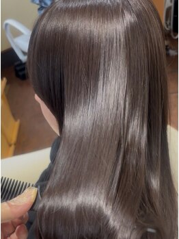 髪質改善メニューでくせ毛やうねりを整え、扱いやすく艶やかな髪へ。あなただけの素敵な髪質を活かします＊