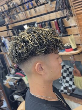 オアゾバーバー(OAZO BARBER) スペインカール/メッシュ/ブリーチ/フェードカット