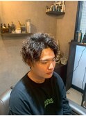 スパイラルパーマ×センターパート×刈り上げ×テーパーフェード