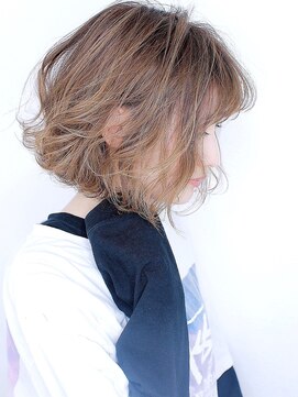 ニューヨークニューヨーク 大久保店(NYNY) 外ハネ揺れボブ×立体ハイライト×ミルクティーベージュ