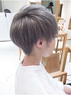 デイズ(days) 前髪なしショート　 前下りボブ　刈り上げ女子　アッシュカラー