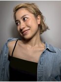 ブロンドベージュ ブリーチ ヘアアレンジ 前髪アレンジ 艶髪