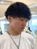 シャルムバイケンジ(Charm.by KENJE)&nbsp;メンズパーマ波巻きツイストスパイラル刈り上げセンターパート