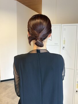 スリー バイ ザサロンフジサワ(THREE by the salon fujisawa) 艶シニヨン