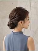韓国お呼ばれヘア上品艶髪低めシニヨン顔周り後れ毛横顔船橋