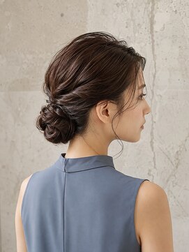 モト 船橋(moto) 韓国お呼ばれヘア上品艶髪低めシニヨン顔周り後れ毛横顔船橋