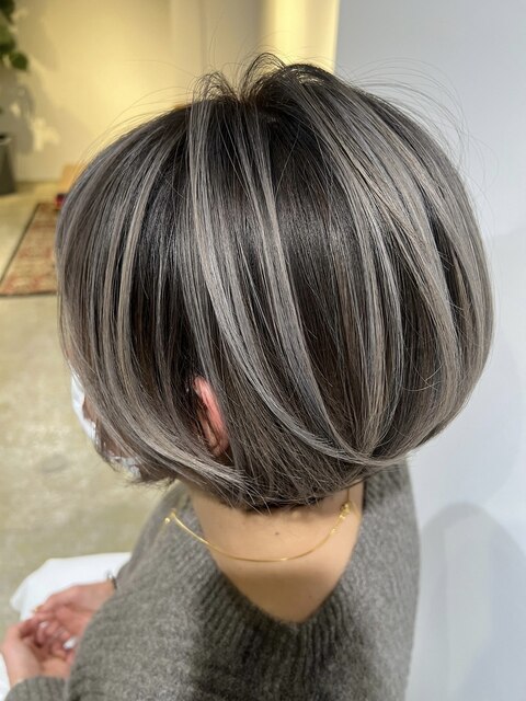 ショートのバレイヤージュスタイル_white grey ash_