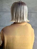 ディスコネクト(DISCO-N-NECT)&nbsp;ハイトーン ホワイトシルバー ブリーチ 外ハネボブ 20代 艶髪