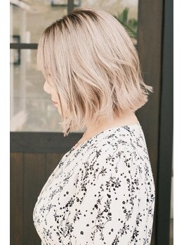 ロスカ(Loska)の写真/赤みを抑えた透明感カラーとケアブリーチで、柔らかな髪色へ