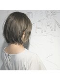 オリーブグレージュと軽い質感が透ける切りっぱなしボブ