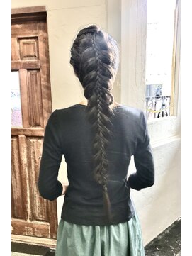 ブッディ(BUDDHI) 編み下ろし三つ編みの中に三つ編み