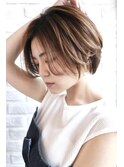前下がりショートは耳かけで大人の余裕とこなれ感