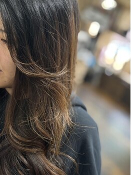 顔周りのカットで印象が変わる。骨格・髪質・クセを見極め、あなたに一番似合うスタイルをご提案。