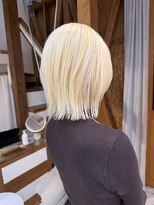 マニア(mania.)&nbsp;抜きっぱなしブロンドホワイトブリーチレイヤーボブハイトーン