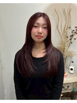 ロッカ(ROCCA) ピンクベージュ顔まわりレイヤー×艶レッドカラー
