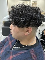 ヒュイル バイ ニアウ(Hwyl by Niau) メンズスペインカールセンターパートスパイラルパーマフェード