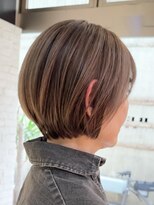 大人ショートボブ白髪ぼかしハイライト顔周りレイヤー丸みボブ