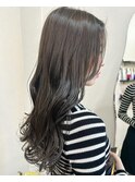 オリーブグレージュ×レイヤースタイル