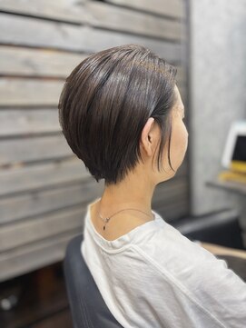 アール(R) 耳かけショート＆暗めグレーアッシュカラー