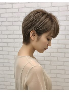 イソラブル(ISOLA-blu) 大人の抜け感をつくる寒色ベージュショート