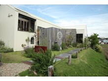 alex reco【アレックス レコ】の雰囲気（自然に囲まれたエントランスで季節を感じさせます）