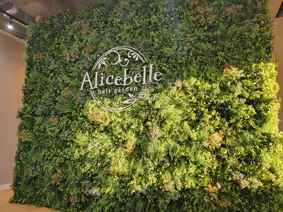 Alicebelleのシンボル大きなグリーンウォール自撮りや撮影にも◎