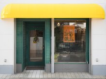 オヤ ヘア サロン(Oya hair salon)の雰囲気（黄色のテントが目印です）