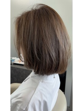 ジエクト アイロ(The Ect ilo) ミディアムボブ　グレージュ　ハイライト