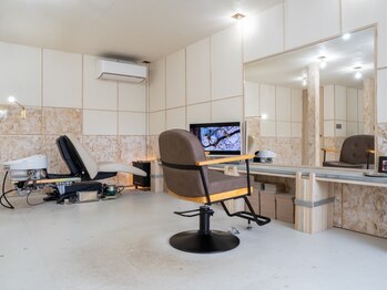 ユウジオザワ(YUJI OZAWA)の写真/お一人様限定のカフェを楽しみながら自分だけのサロンタイムを満喫！【ショートヘア/完全マンツーマン】