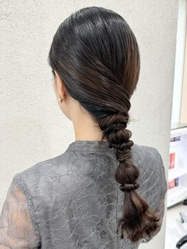 ナウアズ(now as.) 雨風強い日のローポニーヘアアレンジ【向】