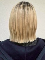 ビューティシモ 川越(Beautissimo)&nbsp;ブロンドベージュ ブリーチ ハイトーン 切りっぱなしボブ 艶髪