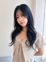コキュウ(co-kyu)&nbsp;ロングレイヤー＋青みのあるダークカラー＋前髪少なめ