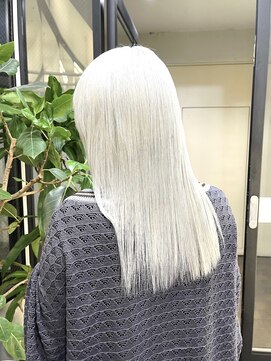 イリ 心斎橋(ili) ホワイトベージュ_ストレート_ペールベージュ_ミディアム