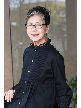 アンヘアナチュラル グレイヘアアップショート